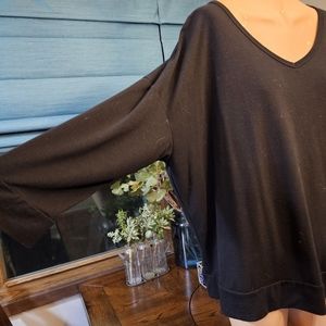 1x 3/4 sleeve. Black V neck